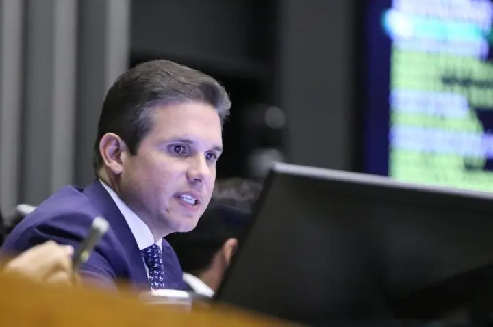 Deputados analisam projeto que transforma cargos do STJ; acompanhe