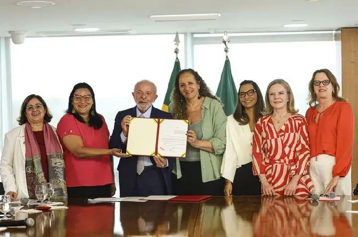 Lula sanciona leis para proteção de direitos das mulheres
