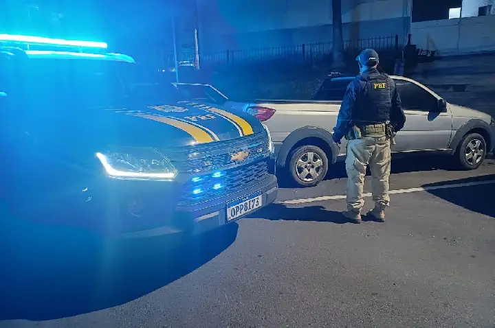 PRF apreende carro transportado por guincho com registro de apropriação indébita em Juiz de Fora
