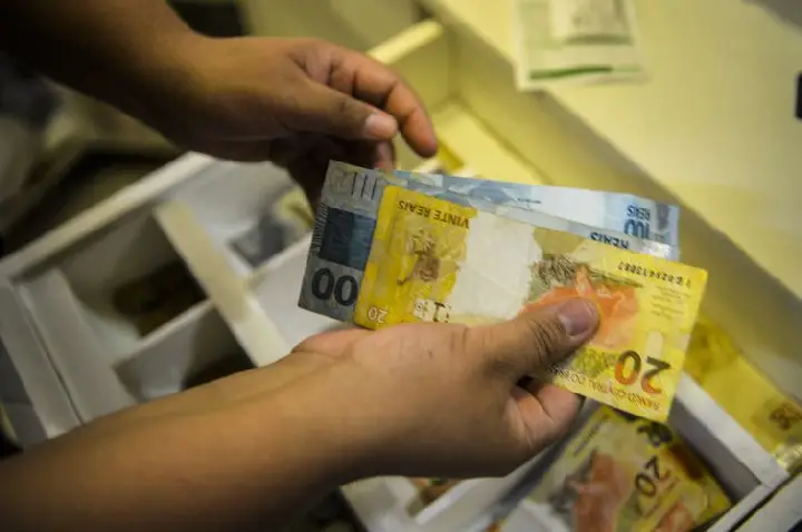 Trabalhador pode trocar dívidas mais caras por consignado para CLT