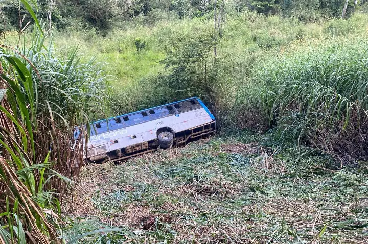 Vítima de acidente com micro-ônibus no bairro Niterói falece após cirurgia em Juiz de Fora