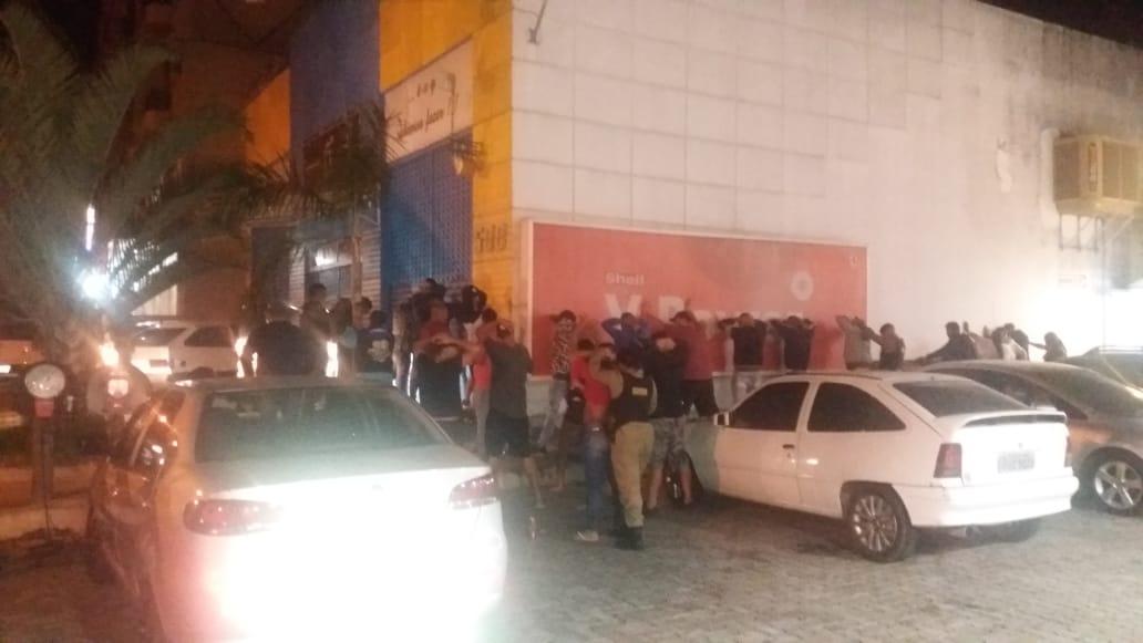 PM aborda 30 indivíduos em posto de gasolina no Quintas Avenida