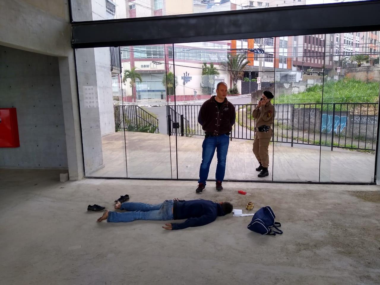 Homem é preso por tentar furtar conexão de mangueira de incêndio