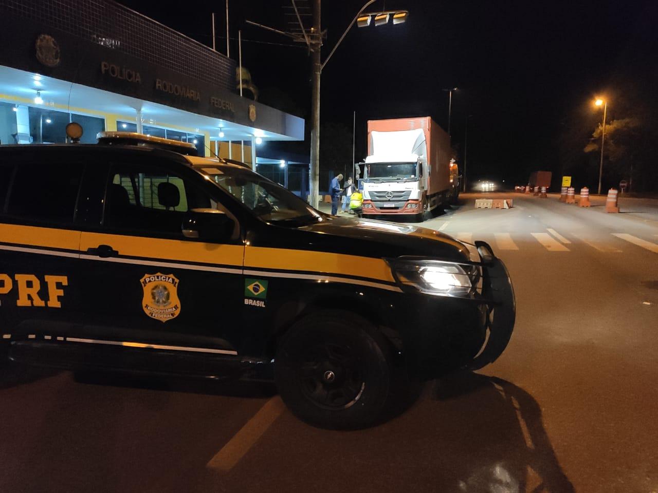 PRF prende 3 assaltantes de carga, liberta motorista ileso e recupera caminhão e carga.
