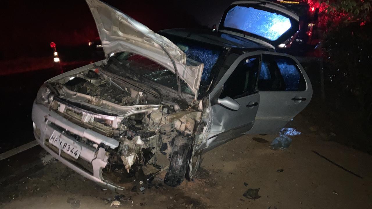 Acidente entre dois carros deixa um morto e cinco feridos na BR-267