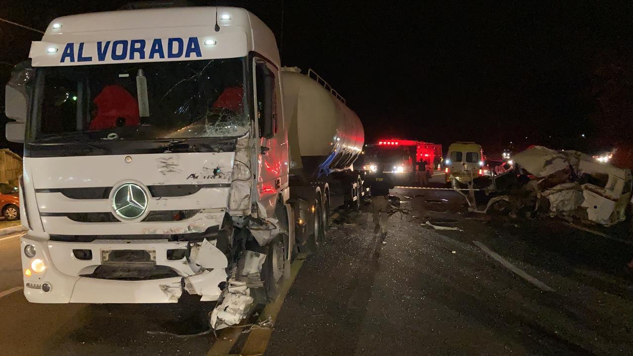 Acidente entre kombi e carreta causa duas mortes