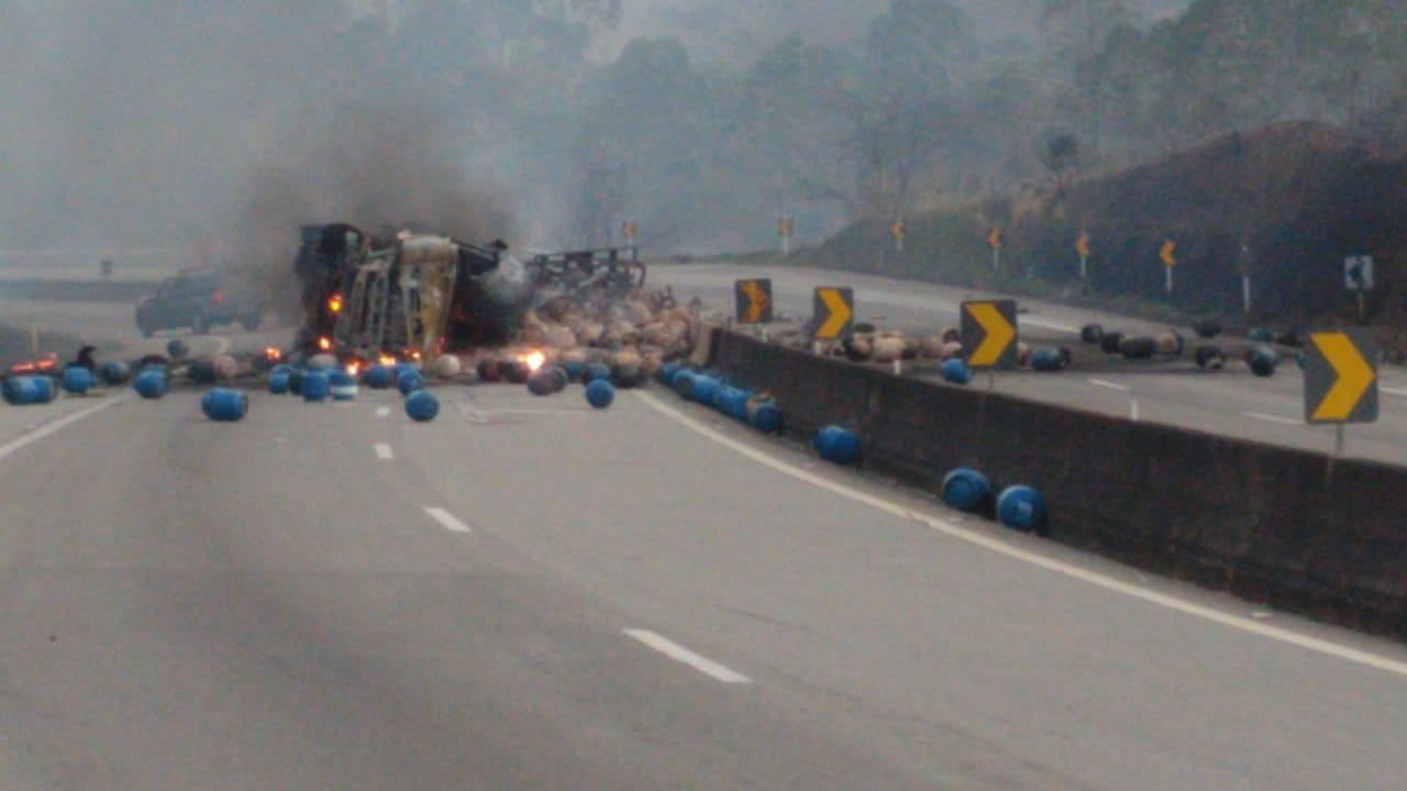 Carreta de Botijão de gás tomba na BR-040