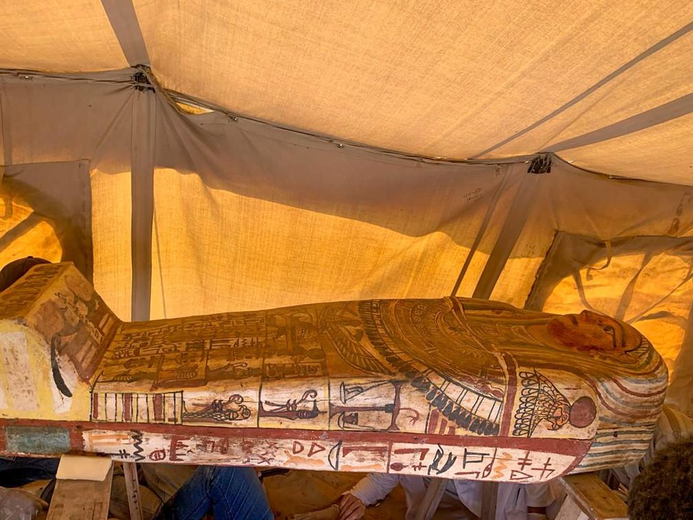Egito anuncia a descoberta de 14 sarcófagos com cerca de 2,5 mil anos em Saqqara