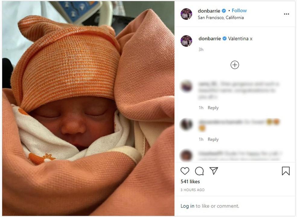 Milionário britânico anuncia nascimento de bebê que teve com o ex-namorado da filha mais velha
