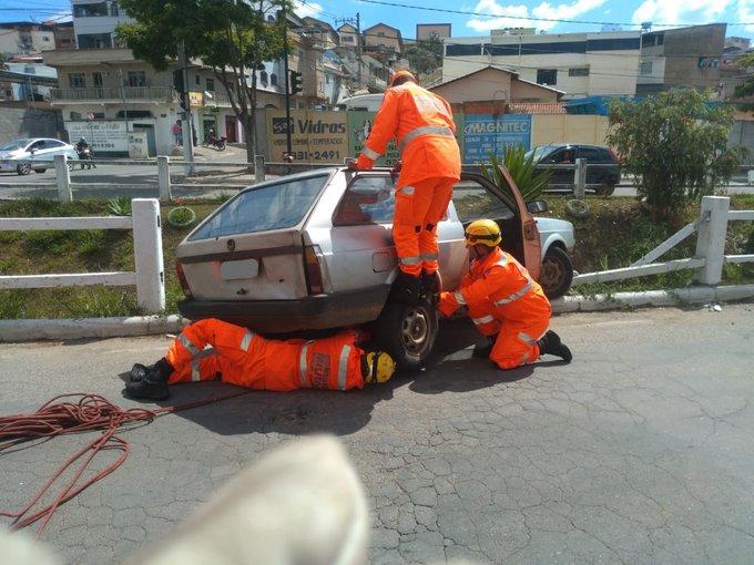 Motorista perde o controle e carro fica com as rodas suspensas para o corrego