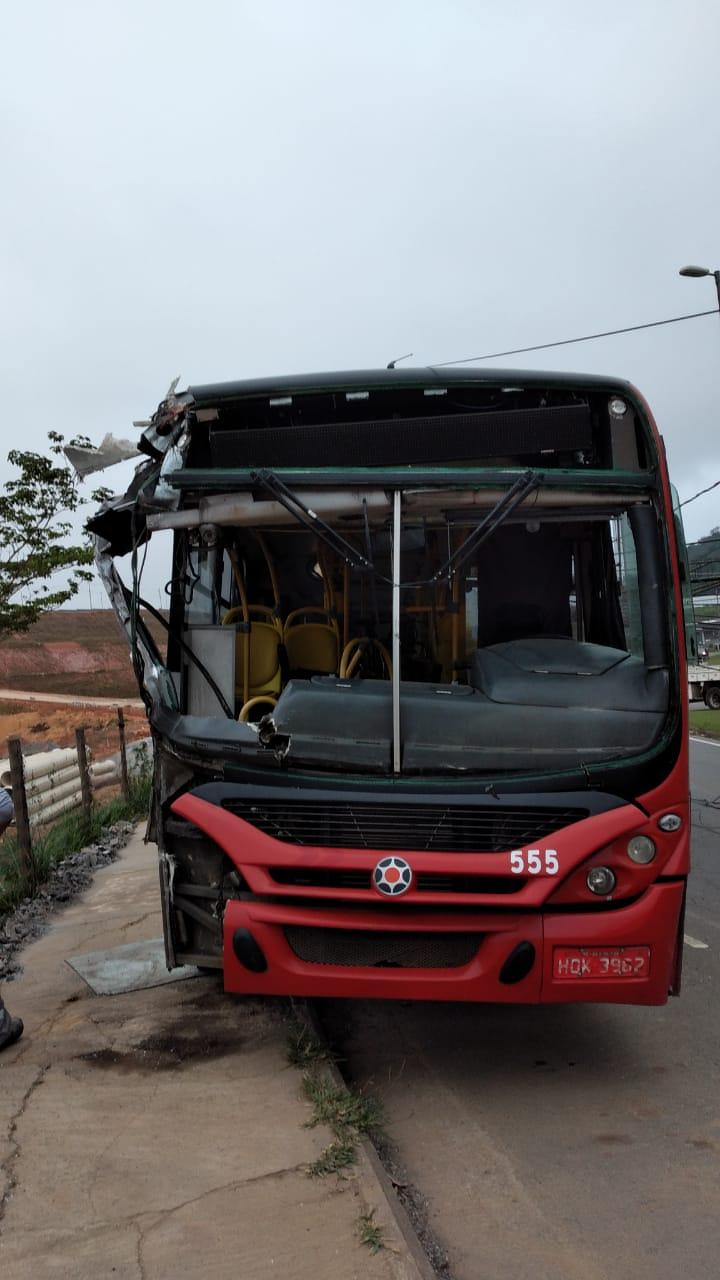 Ônibus bate em poste na Av Deusdedith Salgado