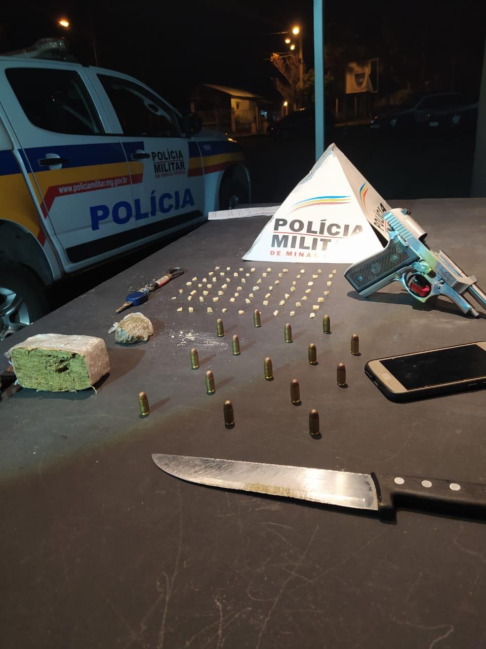 PM prende vítima de disparos de arma de fogo e também por armazenar drogas