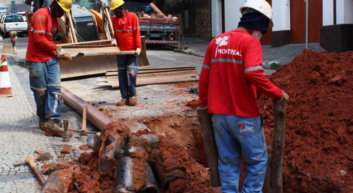 Rua Oscar Vidal recebe 220 metros de redes de esgoto remodeladas