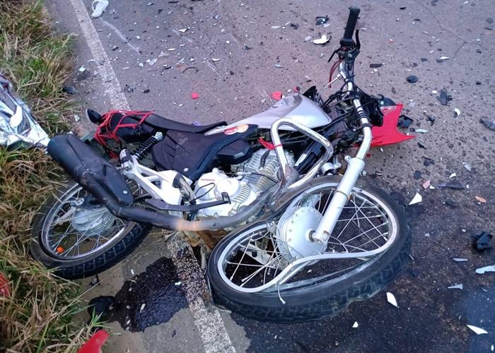 Acidente entre duas motos causa duas mortes