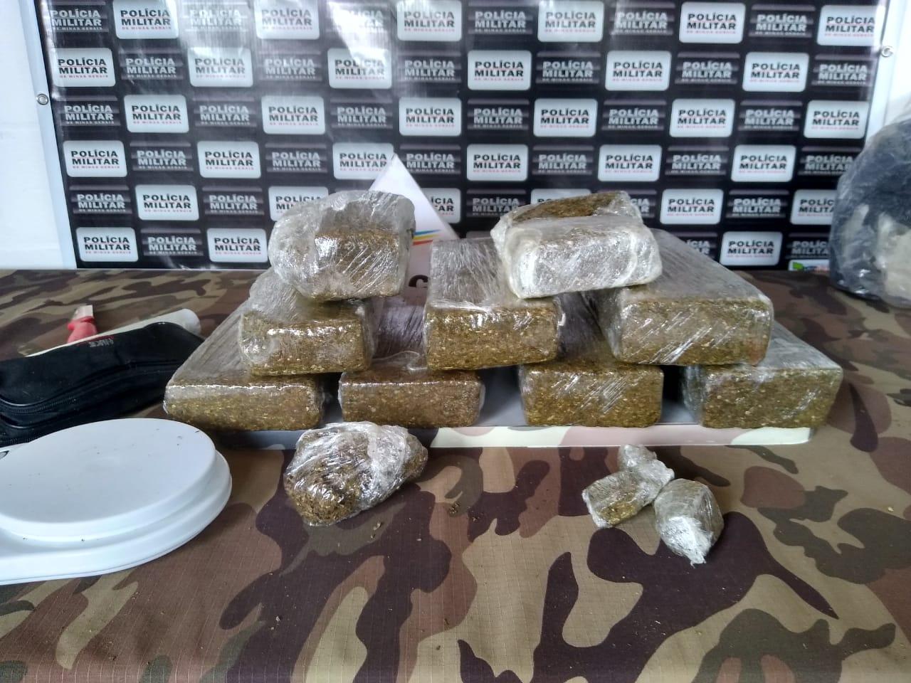 Homem usa garagem da casa da mãe como guarda-roupa do tráfico no Milho Branco