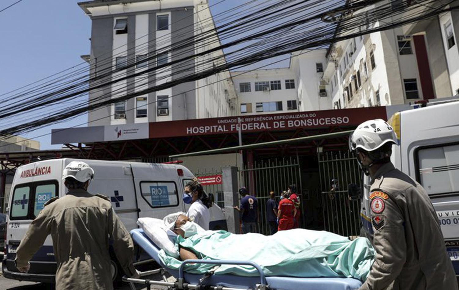Bombeiros controlam incêndio no hospital de Bonsucesso