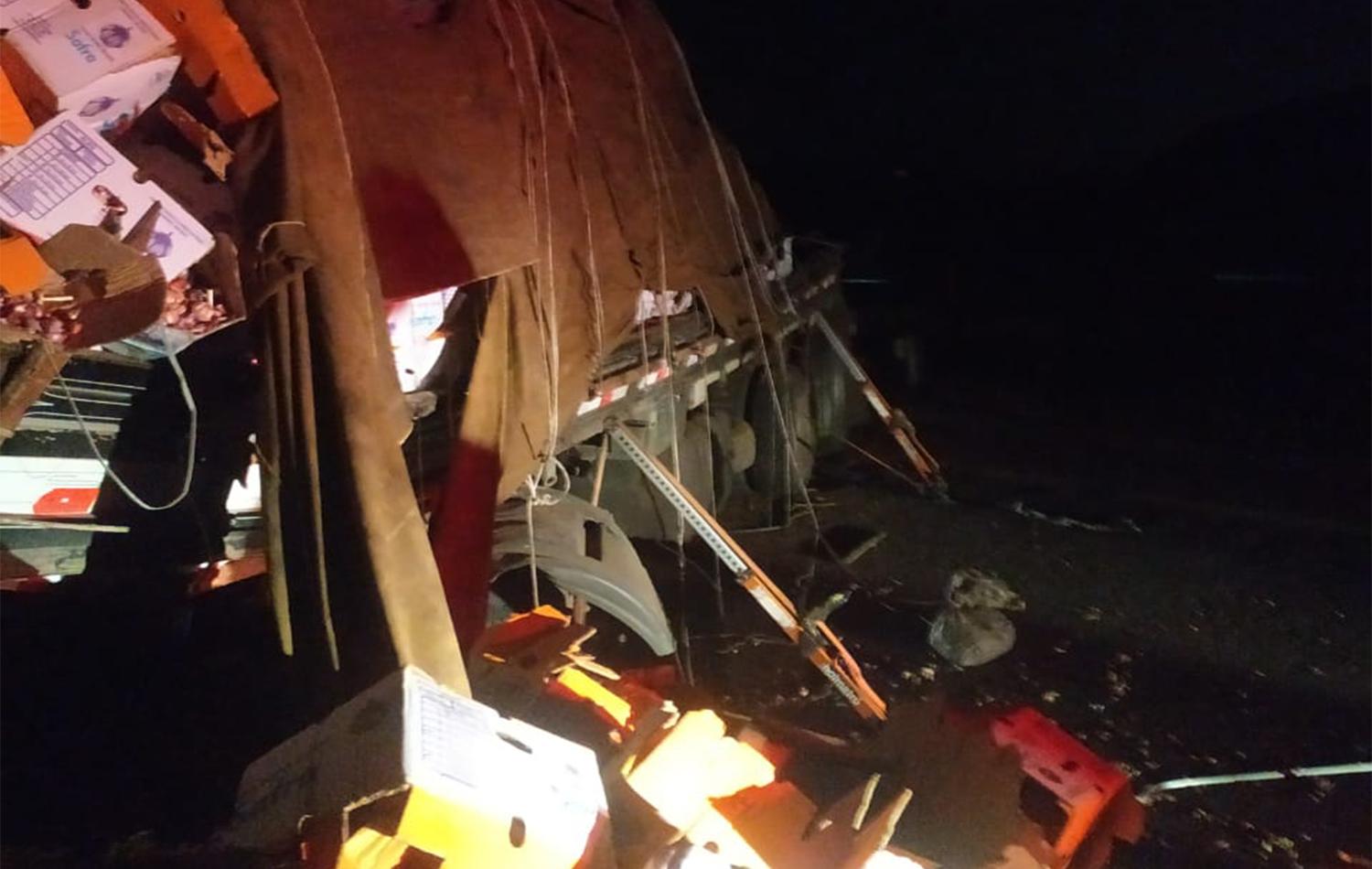 Carreta carregada perdeu o controle