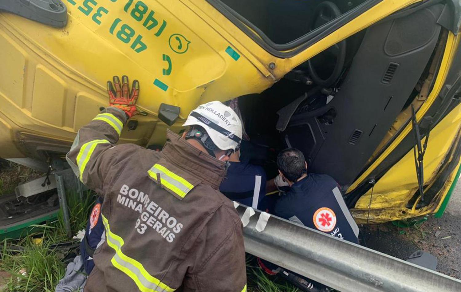 Carreta tomba na BR-267 em Lima Duarte e condutor fica preso às ferragens