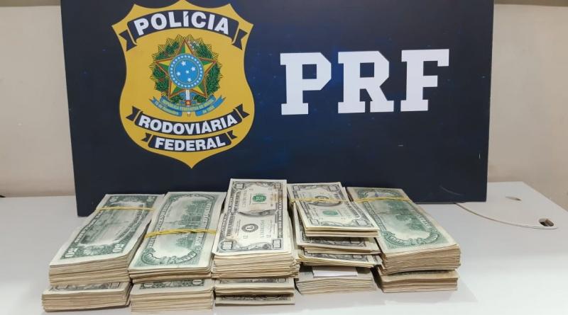 Em Leopoldina, PRF apreende mais de US$ 100 mil sem comprovação de origem