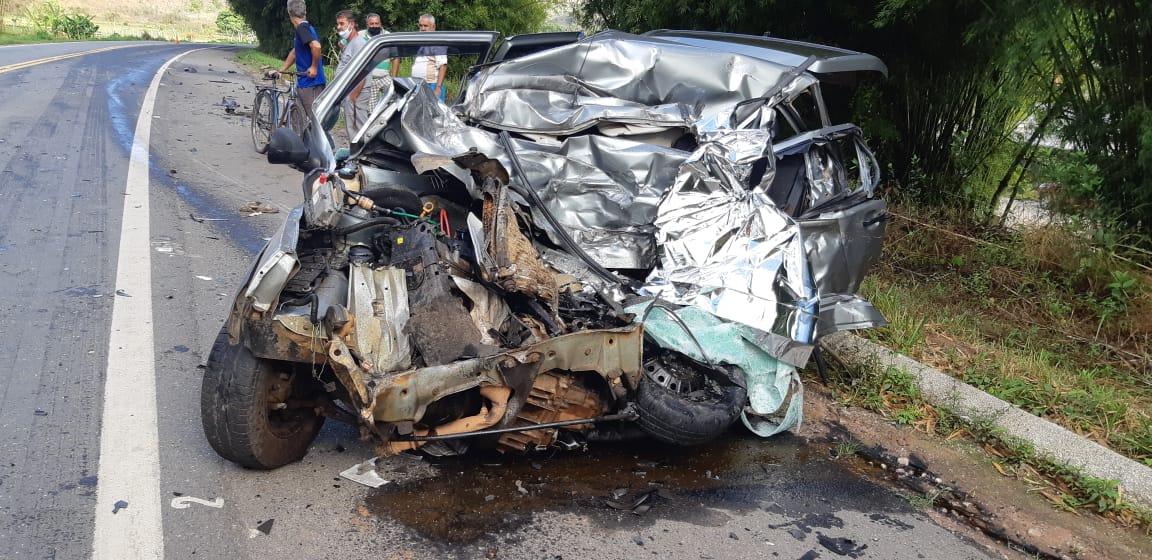 Homem morre na BR-267 após colisão frontal do seu carro com um caminhão