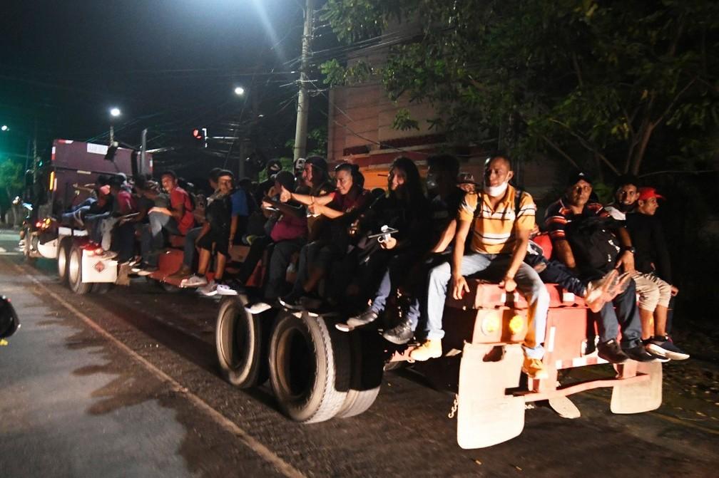 Mesmo com a pandemia, mais de 3.000 hondurenhos iniciam caravana rumo aos EUA