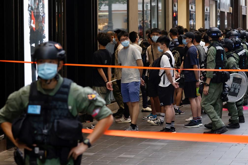 Polícia de Hong Kong prende dezenas para evitar protestos em feriado da China