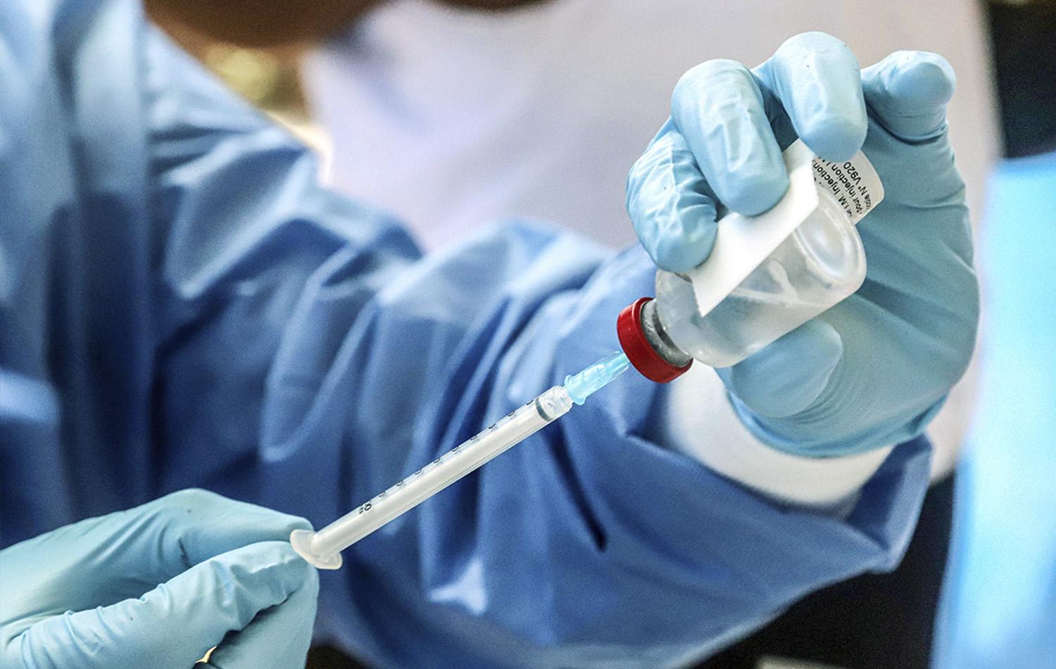 Reino Unido pode iniciar testes de vacina em que voluntários são infectados com coronavírus