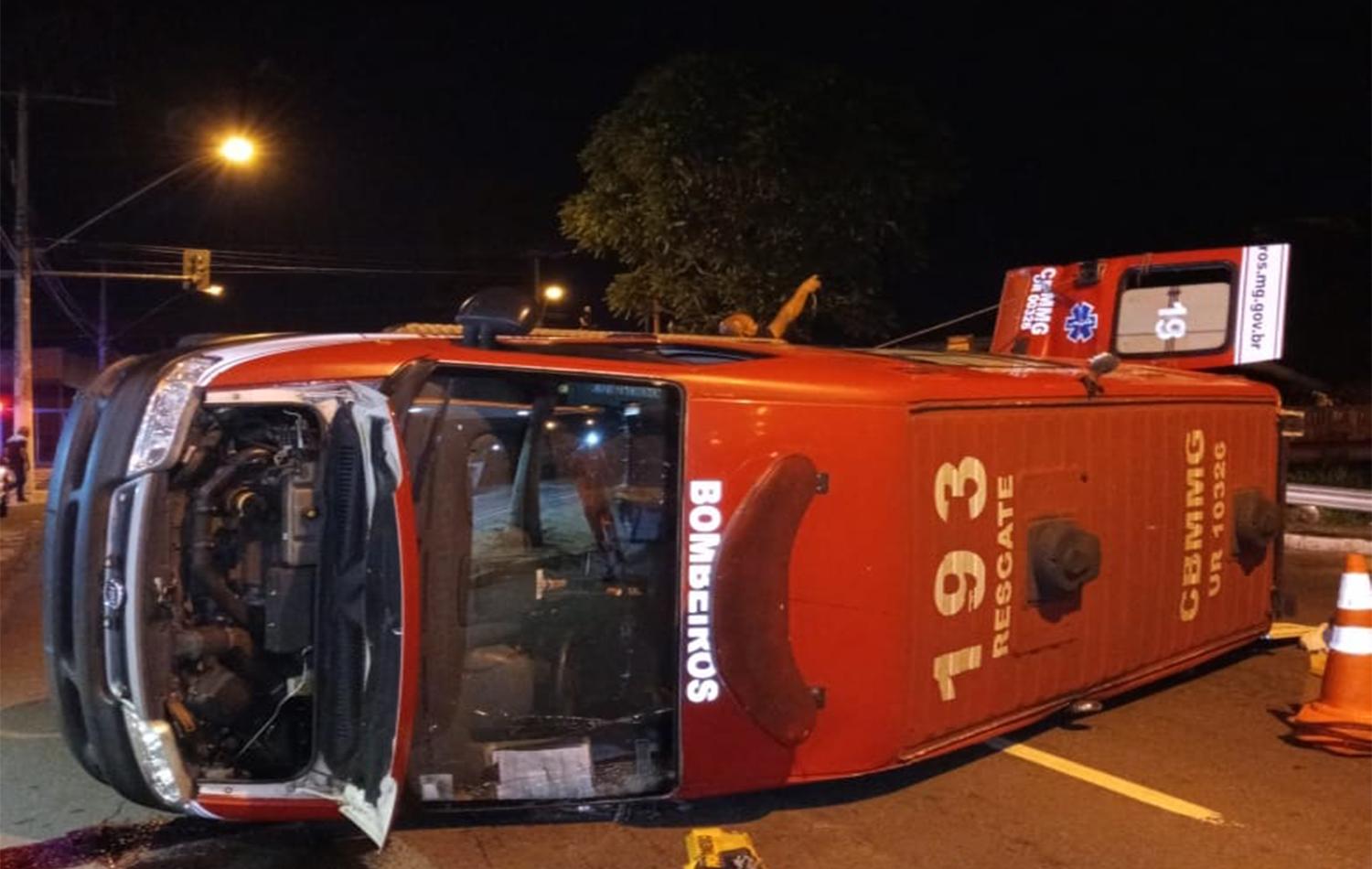 Unidade de Resgate do Corpo de Bombeiros é atingida por uma camionete