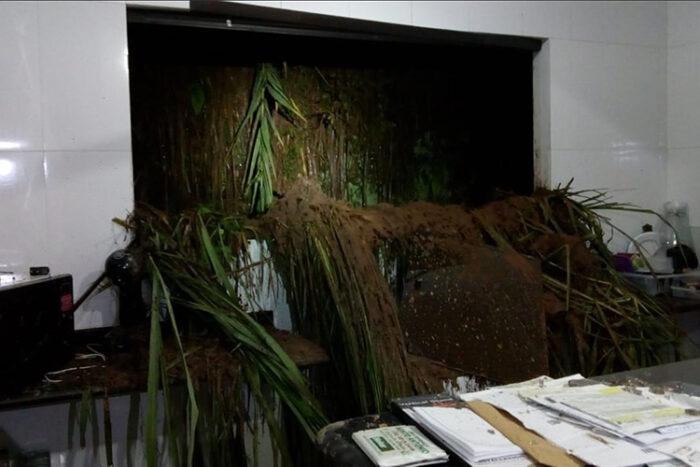 Chuvas em JF causam inundações, desmoronamentos e deixam policial ferido