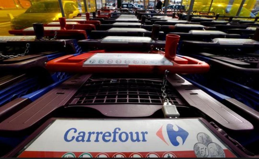 Homem negro é morto espancado em loja do Carrefour em Porto Alegre