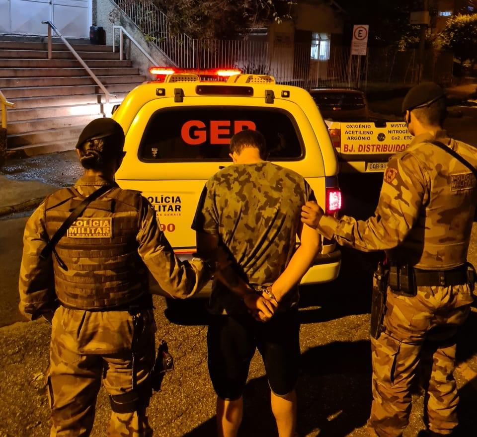 PM intercepta carregamento de drogas e munições no Bairro de Lourdes em JF