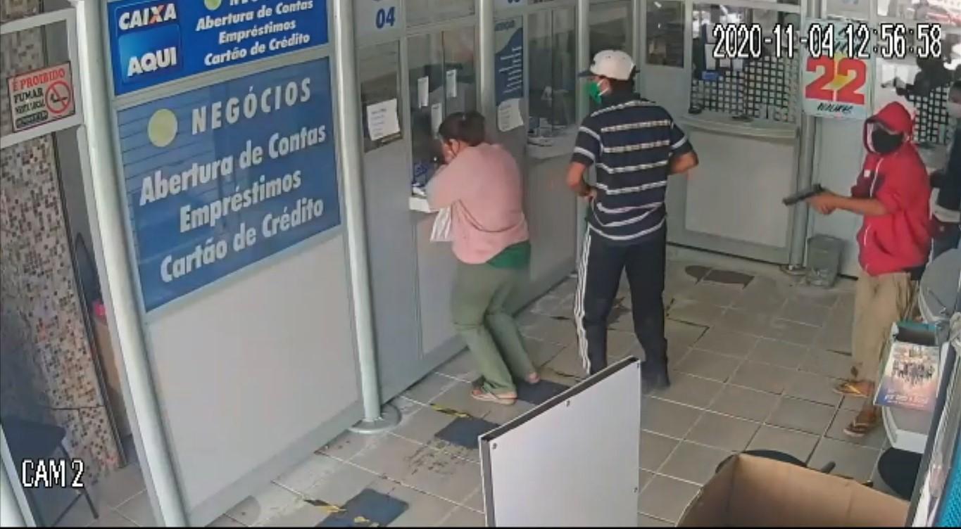 Trio armado assalta lotérica em Bicas; câmeras de monitoramento flagram a ação dos bandidos