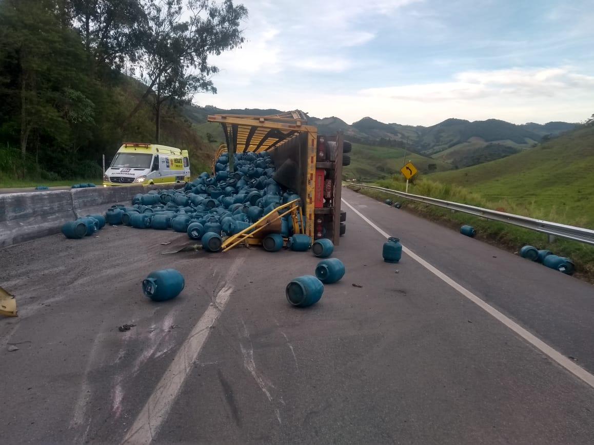 Carreta com cerca de 1.700 botijões de gás carregados tomba na BR-040