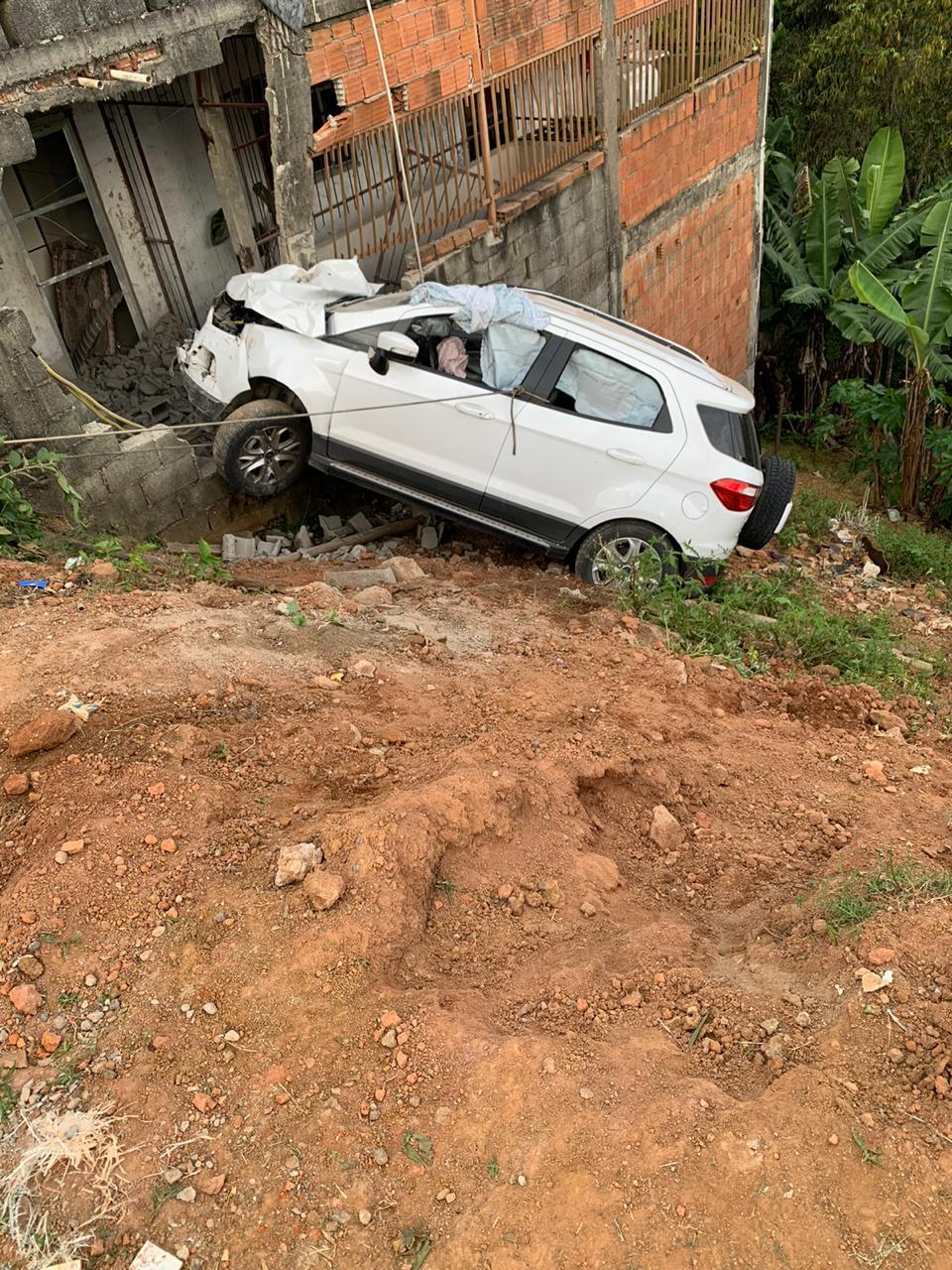 Carro bate em prédio no bairro Arco Íris em Juiz de Fora