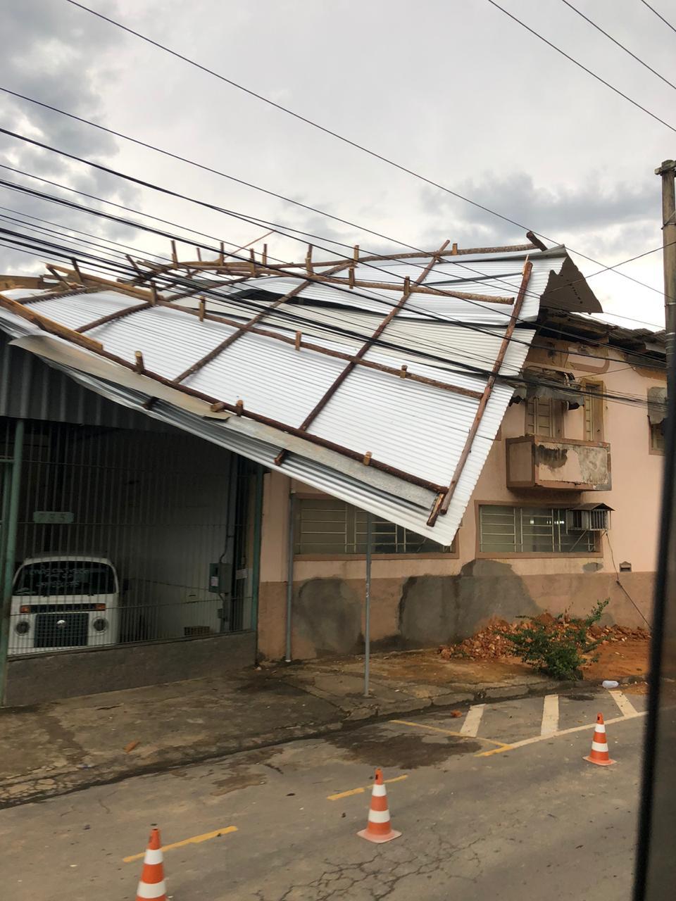 Estrutura metálica cai sobre fiação elétrica no Poço Rico