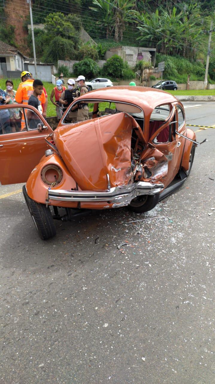 Idoso fica gravemente ferido em acidente de carro na Avenida Brasil