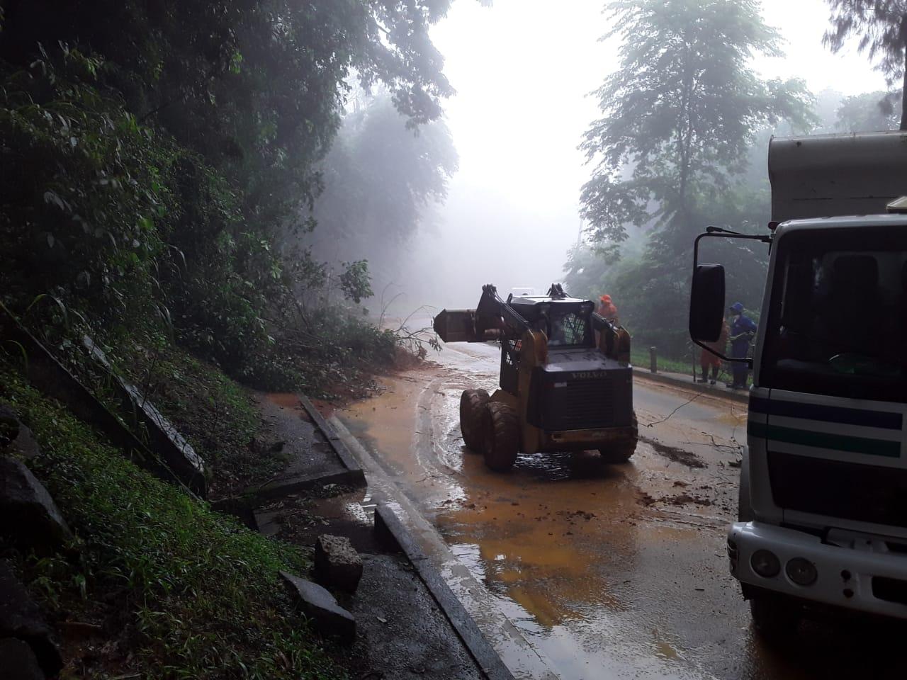 Profissionais da companhia seguem trabalhando no trecho da via.