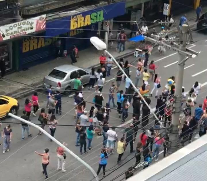 Lojistas e comerciantes protestam contra fechamento do comércio