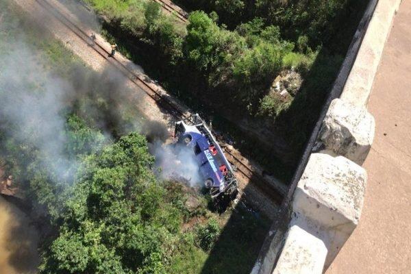 Acidente de ônibus deixa 14 mortos e 26 feridos em João Monlevade