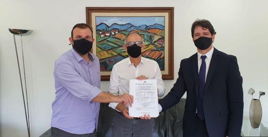 Prefeito entrega alvarás para construção de nova sede da Polícia Federal