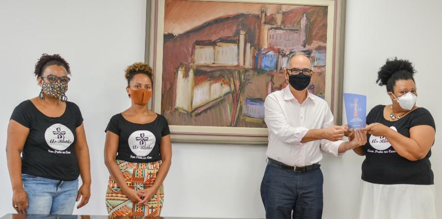 Prefeito inicia a entrega do Troféu Mulher Cidadã