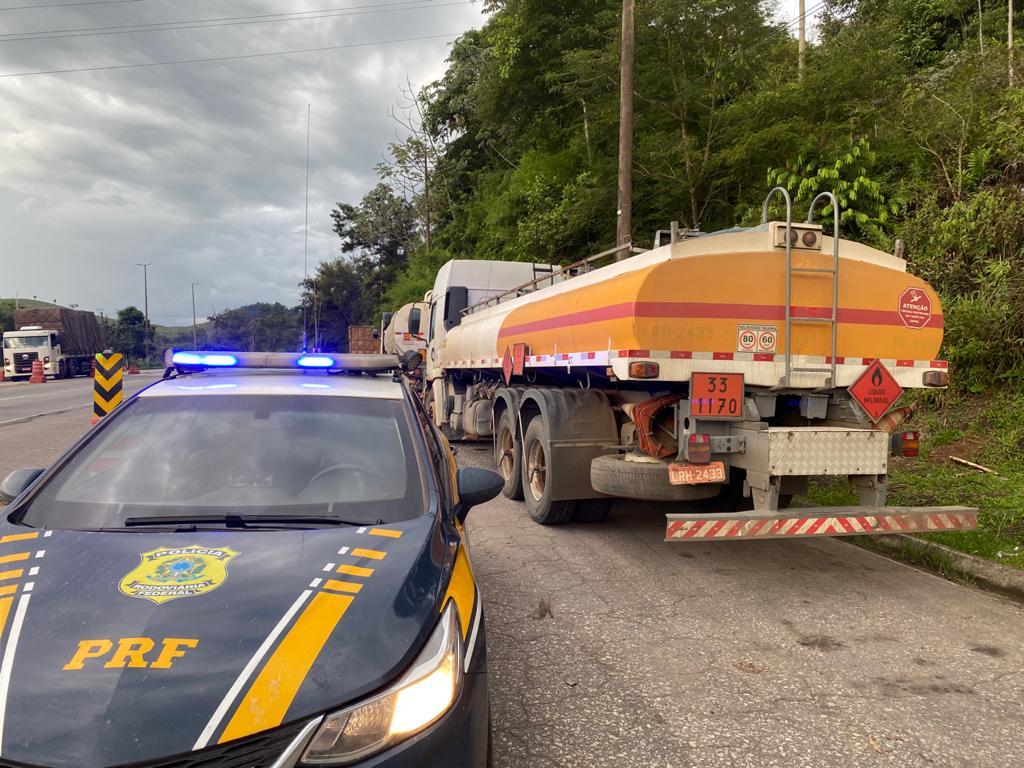 PRF apreende 15 mil litros de etanol na BR-040 em Juiz de Fora