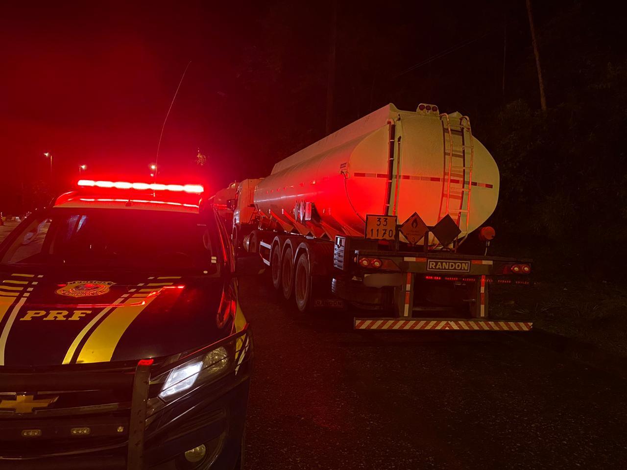 PRF apreende 30 mil litros de etanol na BR-267 em Juiz de Fora