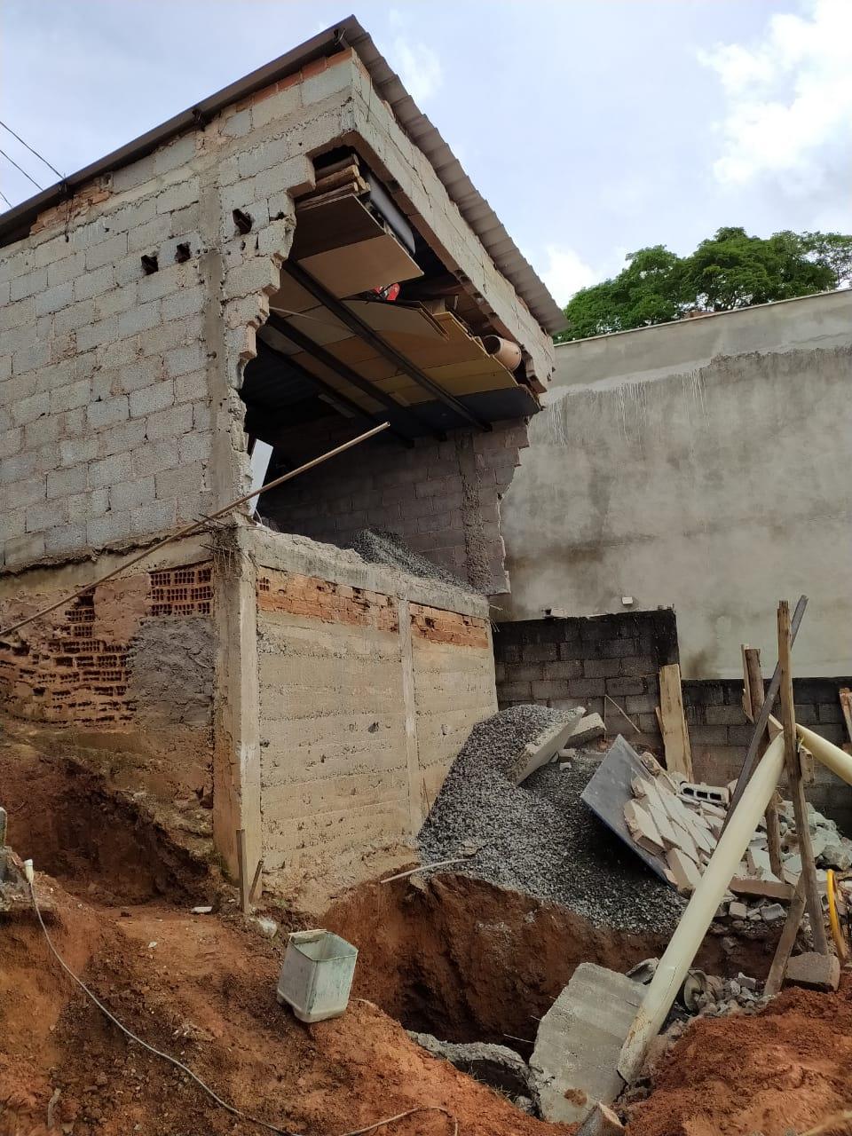 Casa desmorona em Vila Ideal