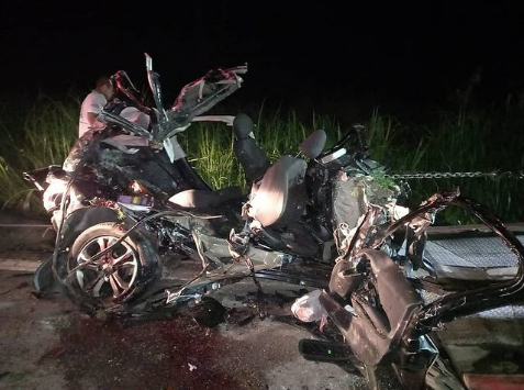 Acidente entre carro e carreta na BR-265, em Barroso, deixa quatro mortos