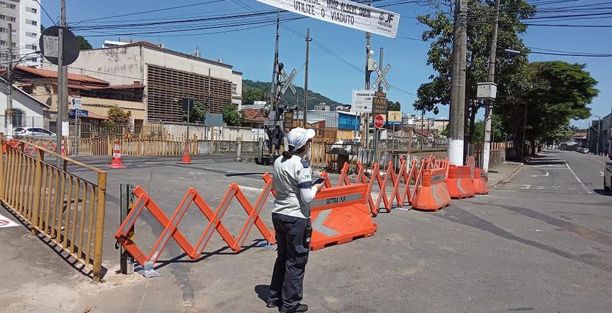 Barreira é retirada do cruzamento das ruas no bairro Poço Rico