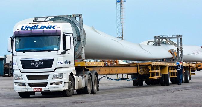 Carreta com equipamento industrial trafega pela BR-040