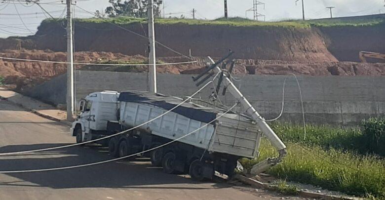 Carreta derruba poste na região do Sesc