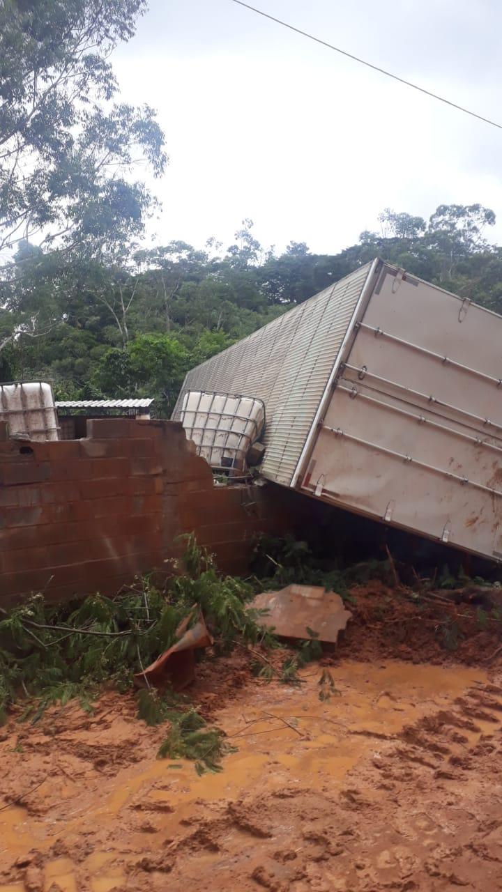 Carreta tomba na Estrada União e Indústria