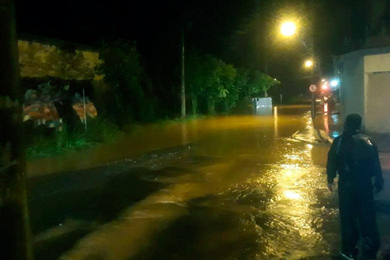 Chuvas voltam a causar inundações em Juiz de Fora